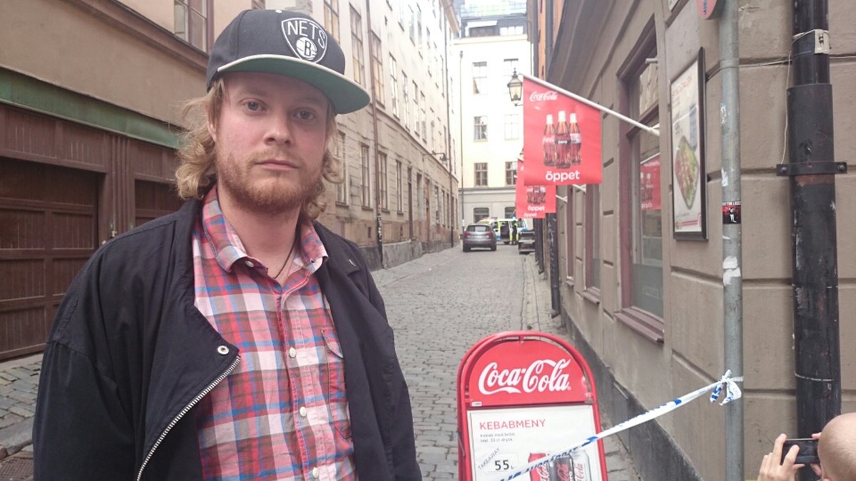 Nyheter24:s reporter Gustav Holmström i Gamla stan.